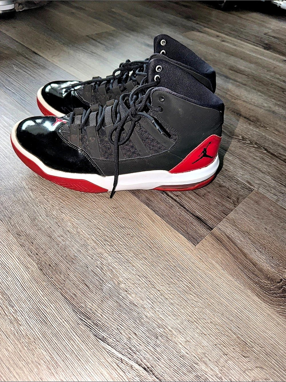 Jordan Max Aura 2 Black Red Sneakers US 9.5